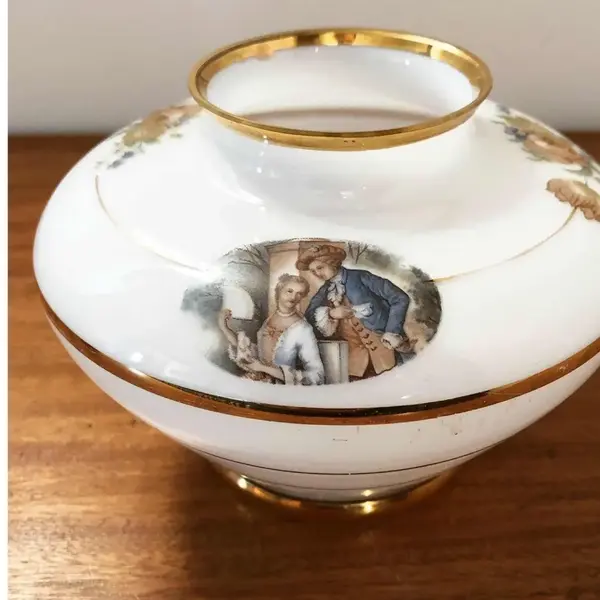 Foto de um(a) Antigo Vasinho Bojudo Opalina Vidro Leitoso Cena Galante, da categoria de Vasos. Delicado e decorativo vasinho bojudo em opalina milk glass (vidro leitoso) com decoração de flores e medalhão central com... Mostrado de uma perspectiva diferente. Vendido no marketplace Trésors.