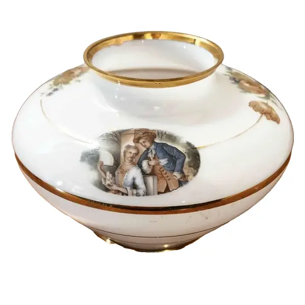 Foto de um(a) Antigo Vasinho Bojudo Opalina Vidro Leitoso Cena Galante, da categoria de Vasos. Delicado e decorativo vasinho bojudo em opalina milk glass (vidro leitoso) com decoração de flores e medalhão central com... Vendido no marketplace Trésors.