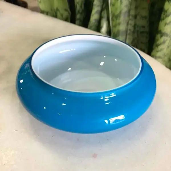 Foto de um(a) Antigo Bowl Art Deco Em Murano Leitoso Opalina Azul, da categoria de Centro de mesa. Altura 5cm Diâmetro 14cm. Mostrado de uma perspectiva diferente. Vendido no marketplace Trésors.