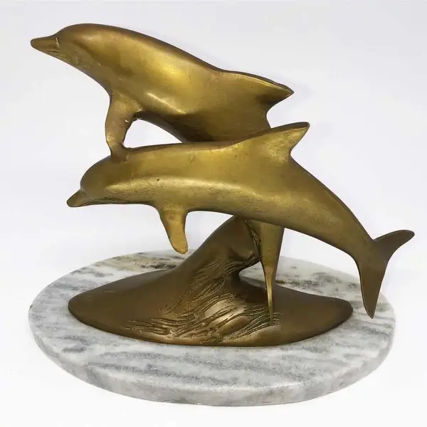 Foto de um(a) Antiga Escultura Art Deco De Golfinhos Em Bronze E Mármore, da categoria de Escultura. Antiga e decorativa escultura feita em bronze, representando salto de golfinhos, base em mármore italiano. Período Art Deco.... Mostrado de uma perspectiva diferente. Vendido no marketplace Trésors.