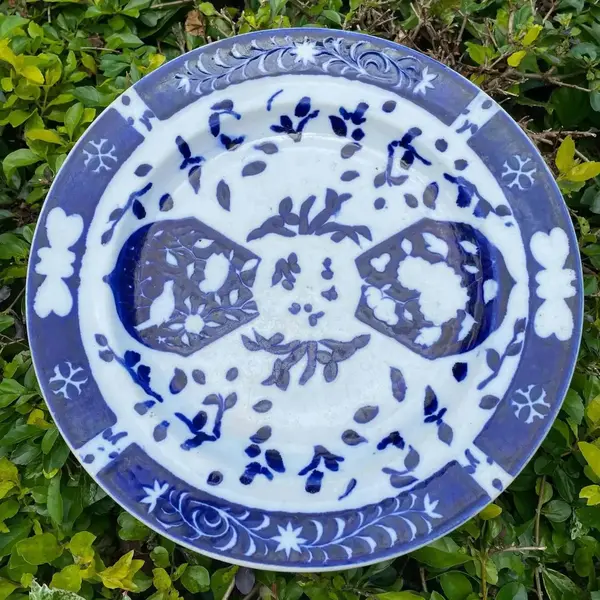 Foto de um(a) Antigo Prato Porcelana Inglesa Borrão Azul E Branco Derby, da categoria de Pratos Decorativos. Derby Porcelain. Antigo e lindo prato em porcelana inglesa azul borrão. A manufatura Derby começou a sua produção na segunda... Mostrado de uma perspectiva diferente. Vendido no marketplace Trésors.