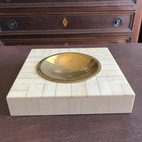 Foto de um(a) Elegante Porta-cartões Cinzeiro Estilo Art Deco, da categoria de Cinzeiros. Elegante porta-cartões, também pode ser um cinzeiro em folhas de marfim com bronze. Estilo Art Deco. Diâmetro 16cm. Mostrado de uma perspectiva diferente. Vendido no marketplace Trésors.
