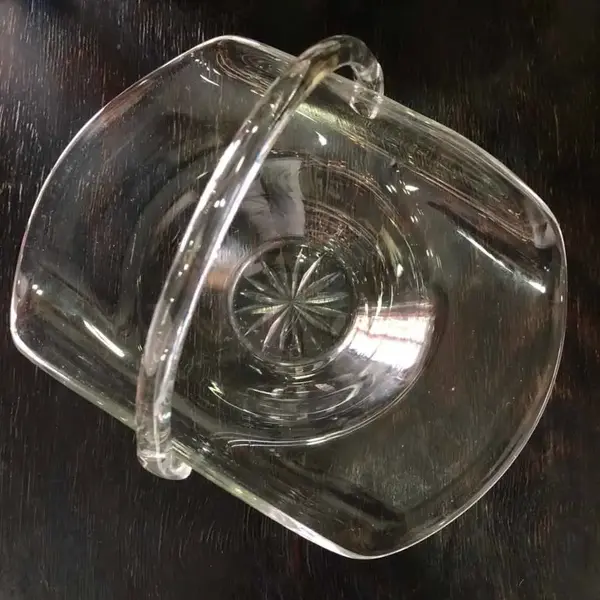 Foto de um(a) Antiga Linda Cesta Vaso Centro De Mesa Em Cristal Francês, da categoria de Centro de mesa. Antiga e linda cesta em finíssimo cristal francês com o fundo estrelado lapidado à mão.Peça muito decorativa, pode ser usada... Mostrado de uma perspectiva diferente. Vendido no marketplace Trésors.