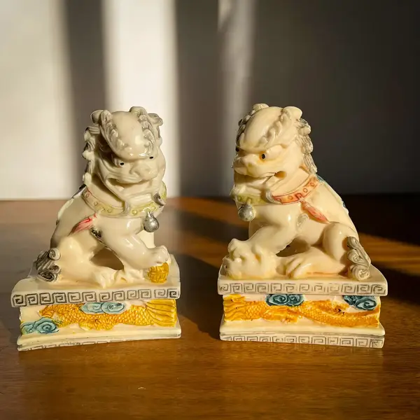 Foto de um(a) Antiga Rara Escultura Oriental Chinesa Casal De Cães Fó, da categoria de Escultura. ~ Os guardiões ~Antigo e diferente casal de Cães de Fó, moldados e pintados à mão. Para quem não sabe O Cão de Fó têm a... Mostrado de uma perspectiva diferente. Vendido no marketplace Trésors.
