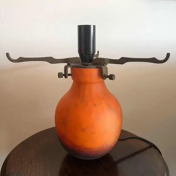 Foto de um(a) Antigo Abajur Luminária Mesa Art Deco Murano Pâte De Verre, da categoria de Abajures. Antiga luminária Art Deco artística, ricamente moldado a mão em pâte de verre, assinado Art’d Frans. Década de 1950.... Mostrado de uma perspectiva diferente. Vendido no marketplace Trésors.