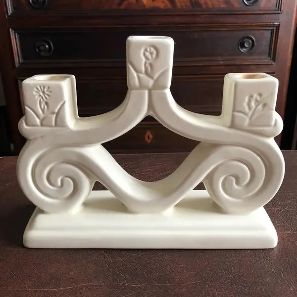 Foto de um(a) Antigo Candelabro Castiçal Art Deco Porcelana Beswick, da categoria de Castiçais. Diferente candelabro para 3 velas, estilo Art Deco, em porcelana inglesa, manufatura Beswick. Década de 1950. Em perfeito... Mostrado de uma perspectiva diferente. Vendido no marketplace Trésors.
