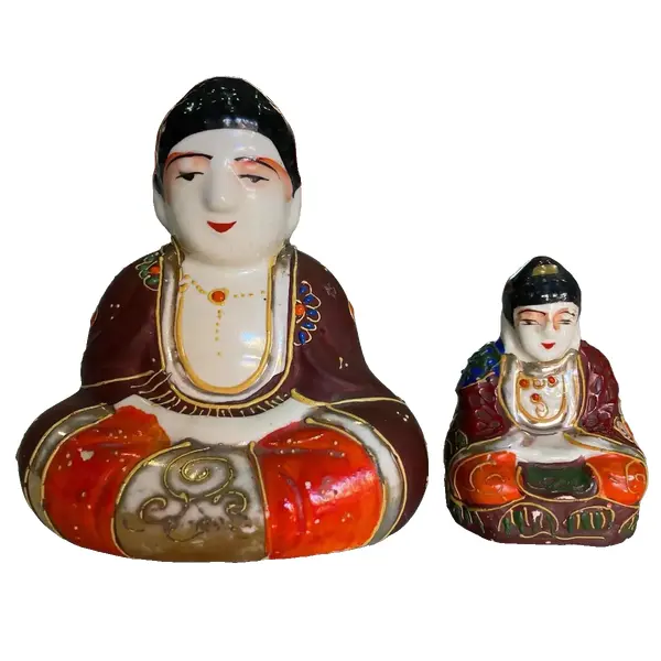 Foto de um(a) Antigo Par Esculturas Budas Satsuma Porcelana Japonesa, da categoria de Escultura. Satsuma. Antigas e pequenas esculturas artísticas em porcelana artística japonesa, ricamente pintados à mão. Século... Vendido no marketplace Trésors.