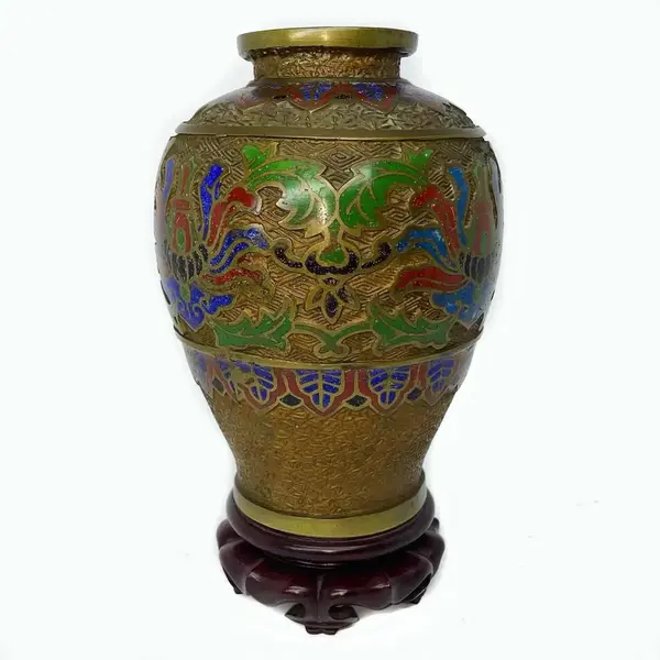 Foto de um(a) Antigo Raro Legítimo Vaso Oriental Em Bronze Cloisonné, da categoria de Vasos. Antigo e lindo vaso em bronze Cloisonné, linda decoração esmaltada à mão ao redor da peça. Essa técnica de trabalho em... Mostrado de uma perspectiva diferente. Vendido no marketplace Trésors.