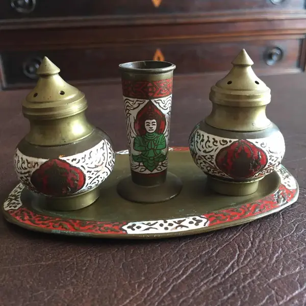 Foto de um(a) Antigo Galheteiro Saleiro Pimenteiro Paliteiro Em Bronze, da categoria de Saleiros e pimenteiros. Lindo galheteiro em bronze esmaltado.Largura: 13cmProfundidade: 8cmAltura: 7cm. Mostrado de uma perspectiva diferente. Vendido no marketplace Trésors.
