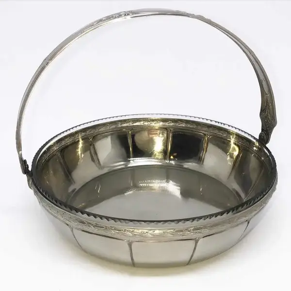 Foto de um(a) Antiga Cesta Centro De Mesa Em Prata Wmf E Cristal Art Deco, da categoria de Cestos e Caixas. WMF. Antiga cesta alemã em metal espessurado a prata. Com recipiente original em cristal com a borda lapidada à mão. Peça... Mostrado de uma perspectiva diferente. Vendido no marketplace Trésors.