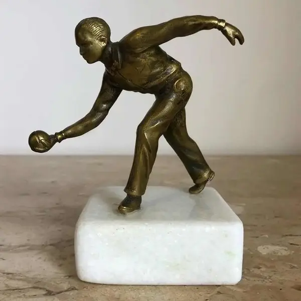 Foto de um(a) Antiga Linda Escultura De Bronze Art Deco Jogador De Bocha, da categoria de Escultura. Antiga e diferente escultura em bronze maciço de excelente qualidade, com base em mármore italiano. Representando jogador de... Mostrado de uma perspectiva diferente. Vendido no marketplace Trésors.