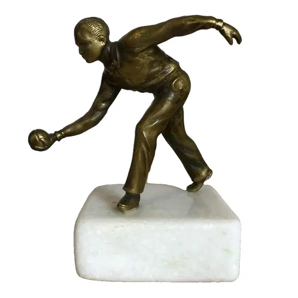 Foto de um(a) Antiga Linda Escultura De Bronze Art Deco Jogador De Bocha, da categoria de Escultura. Antiga e diferente escultura em bronze maciço de excelente qualidade, com base em mármore italiano. Representando jogador de... Vendido no marketplace Trésors.