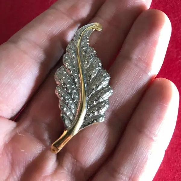 Foto de um(a) Fino Broche No Formato De Folha Banhado A Ouro, da categoria de Outros colecionáveis. Peça feita à mãoaproximadamente 5cm. Mostrado de uma perspectiva diferente. Vendido no marketplace Trésors.