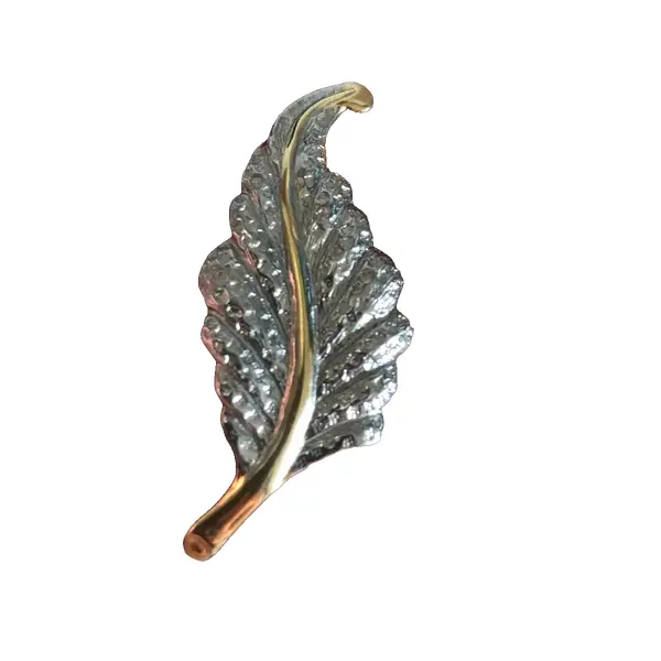 Foto de um(a) Fino Broche No Formato De Folha Banhado A Ouro, da categoria de Outros colecionáveis. Peça feita à mãoaproximadamente 5cm. Vendido no marketplace Trésors.