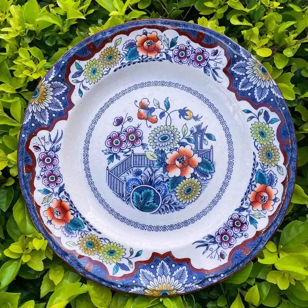 Foto de um(a) Antigo Raro Prato Decorativo Em Porcelana Holandesa Floral, da categoria de Pratos Decorativos. Antigo prato decorativo em porcelana artística holandesa. Lindas cores e decoração floral. Diâmetro 24cm. Mostrado de uma perspectiva diferente. Vendido no marketplace Trésors.