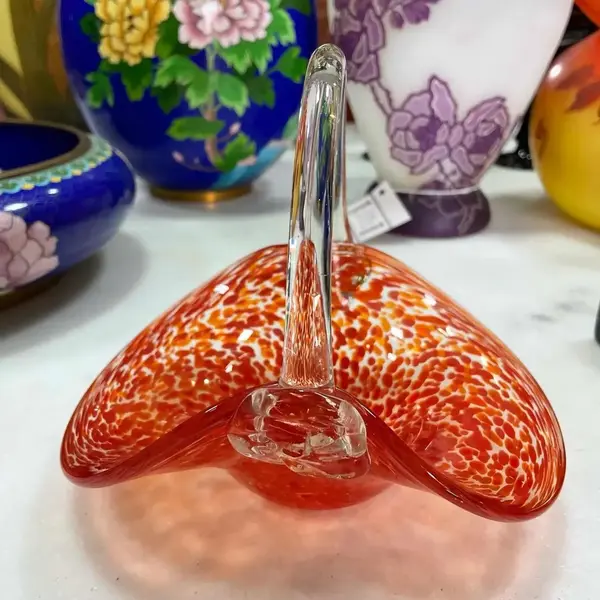 Foto de um(a) Antiga Cesta Decorativa Em Murano Italiano Vermelho Rubi, da categoria de Cestos e Caixas. Antiga cesta decorativa em Murano italiano translúcido com rajados vermelho rubi. Feita à mão. Período Art Deco. Altura... Mostrado de uma perspectiva diferente. Vendido no marketplace Trésors.