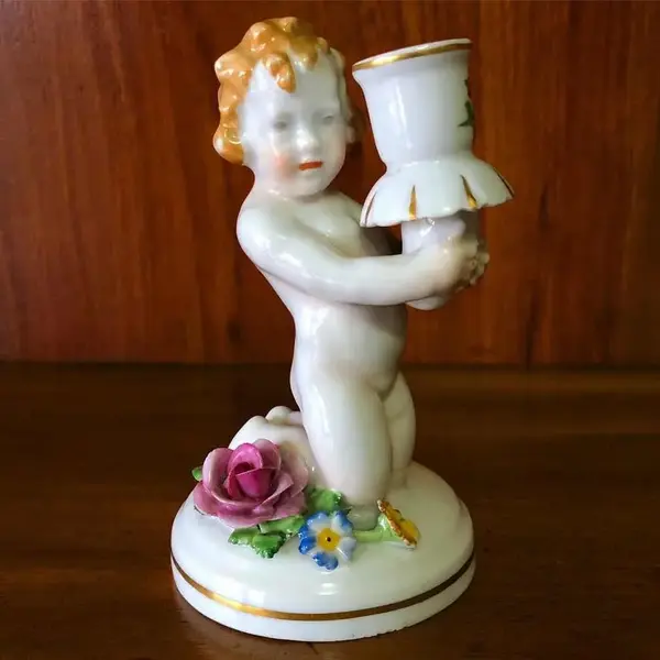 Foto de um(a) Antigo Castiçal Criança Em Porcelana Alemã Von Schierholz, da categoria de Castiçais. Von Schierholz. Antigo e pequeno castiçal, feito e pintado à mão, em porcelana artística alemã. Peça muito delicada e com... Mostrado de uma perspectiva diferente. Vendido no marketplace Trésors.