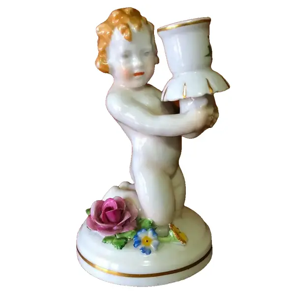 Foto de um(a) Antigo Castiçal Criança Em Porcelana Alemã Von Schierholz, da categoria de Castiçais. Von Schierholz. Antigo e pequeno castiçal, feito e pintado à mão, em porcelana artística alemã. Peça muito delicada e com... Vendido no marketplace Trésors.