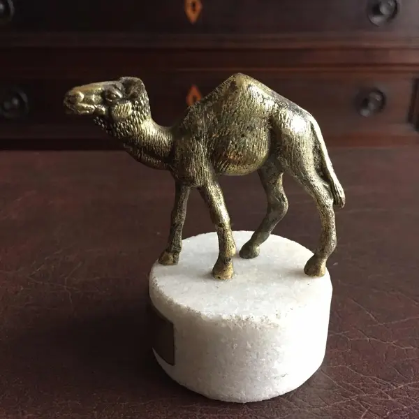 Foto de um(a) Antiga Escultura Assinada Camelo Em Bronze, Base Em Mármore, da categoria de Escultura. Medindo 10x10cmPeça assinada. Mostrado de uma perspectiva diferente. Vendido no marketplace Trésors.