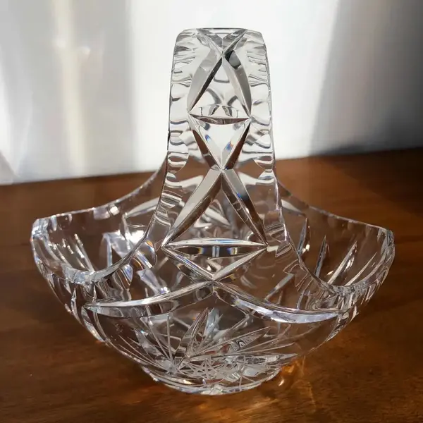 Foto de um(a) Antiga Cesta Decorativa Em Cristal Tcheco Lapidado Mao, da categoria de Cestos e Caixas. Antiga e linda cesta em cristal tcheco, toda lapidada à mão. Medidas 15x16cm. Mostrado de uma perspectiva diferente. Vendido no marketplace Trésors.