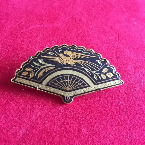 Foto de um(a) Antigo Broche Italiano Ouro Toledo, Trabalhado A Mão, da categoria de Outros colecionáveis. Em perfeito estado. Medindo 5cm. Mostrado de uma perspectiva diferente. Vendido no marketplace Trésors.
