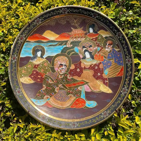 Foto de um(a) Antigo Prato Medalhão Oriental Em Porcelana Satsuma Imperial, da categoria de Pratos Decorativos. Satsuma Imperial. Antigo e grande prato medalhão decorativo em porcelana artística japonesa, ricamente pintado à mão com... Mostrado de uma perspectiva diferente. Vendido no marketplace Trésors.