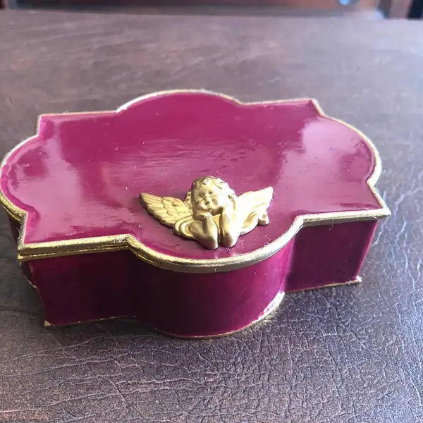 Foto de um(a) Antiga Caixa Porta Joias Art Deco Anjo Em Bronze Esmaltado, da categoria de Porta-Jóias. França. Medindo 12x10cm. Mostrado de uma perspectiva diferente. Vendido no marketplace Trésors.