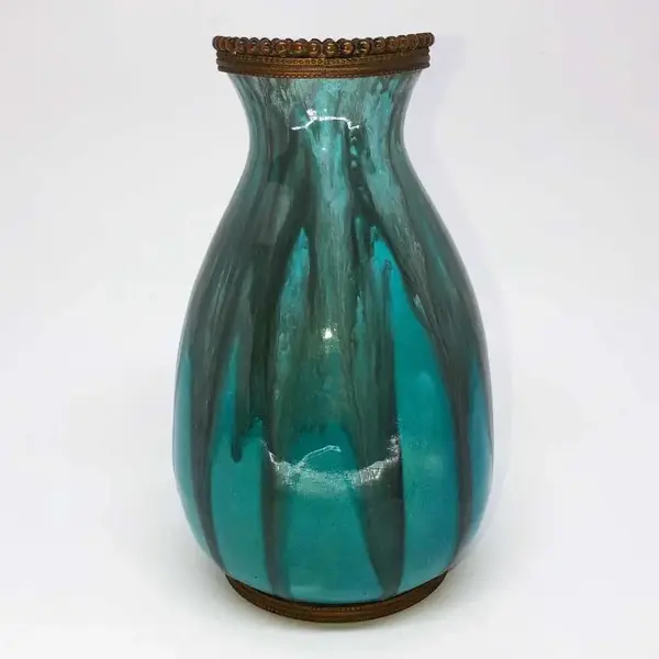 Foto de um(a) Antigo Vaso Art Deco Majólica Francesa Sèvres Paul Millet, da categoria de Vasos. Paul Millet - Sèvres. Antigo e raro vaso bojudo em majólica/cerâmica artística francesa vitrificada. Bordas trabalhadas em... Mostrado de uma perspectiva diferente. Vendido no marketplace Trésors.