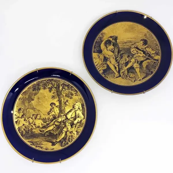 Foto de um(a) Antigo Par De Pratos Porcelana Azul Cobalto Pintados Ouro 24, da categoria de Pratos Decorativos. Porcelana Tsuji. Par de lindos pratos em porcelana azul cobalto, ricamente pintados à mão com ouro 24k. Peças muito finas e... Mostrado de uma perspectiva diferente. Vendido no marketplace Trésors.