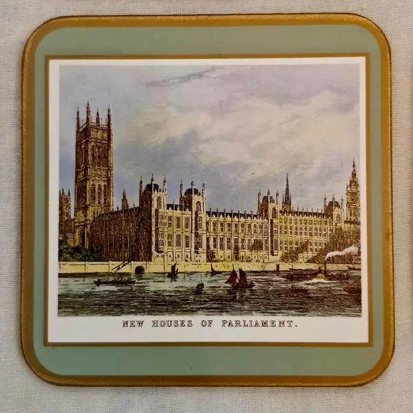 Foto de um(a) Raro jogo de porta-copos inglês ricamente ilustrado, da categoria de Porta-copos. Elegante conjunto de seis porta-copos que apresenta uma estética clássica e nostálgica, exibindo ilustrações detalhadas de... Mostrado de uma perspectiva diferente. Vendido no marketplace Trésors.