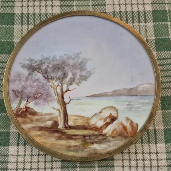 Foto de um(a) Raras placas em porcelana pintadas à mão, da categoria de Molduras para quadros. Duas lindíssimas placas em porcelana decorativas que apresentam cenas de paisagens campestres e litorâneas pintadas à mão em... Mostrado de uma perspectiva diferente. Vendido no marketplace Trésors.