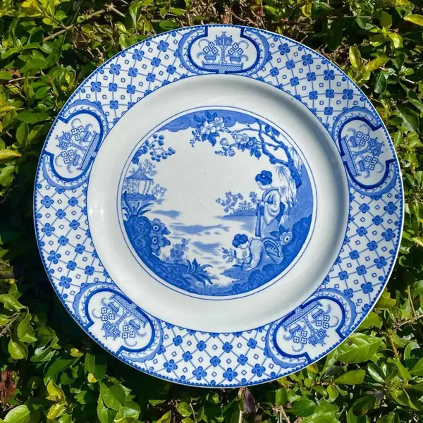 Foto de um(a) Antigo Prato Porcelana Inglesa Azul E Branco Adams Tunstall, da categoria de Pratos Decorativos. Adams Tunstall - England. Modelo Tokio. Antigo prato em porcelana artística inglesa, belíssima decoração oriental com... Mostrado de uma perspectiva diferente. Vendido no marketplace Trésors.