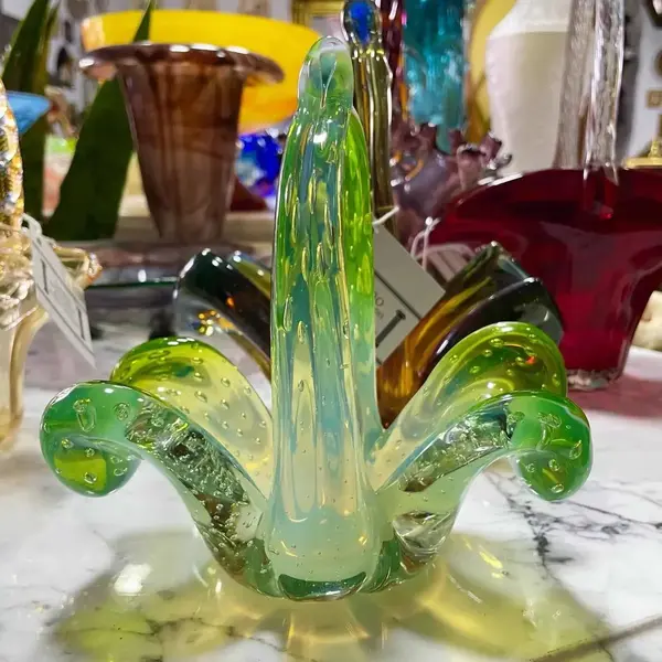 Foto de um(a) Antiga Cesta Decorativa Bowl Murano Italiano Opalescente, da categoria de Centro de mesa. Antiga cesta decorativa em legítimo Murano Italiano, cor verde rubi e detalhes opalescente, peça feita à mão. Período Art... Mostrado de uma perspectiva diferente. Vendido no marketplace Trésors.