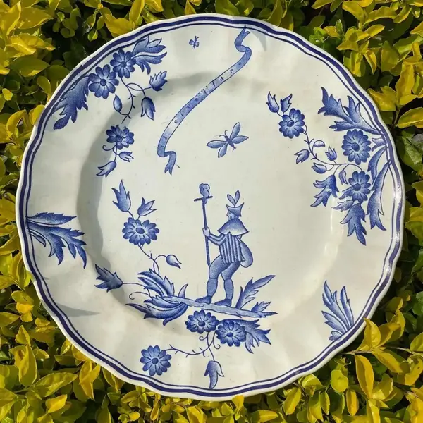 Foto de um(a) Antigo Prato Decorativo Cerâmica Italiana Richard Ginori, da categoria de Pratos Decorativos. Richard Ginori. Antigo prato decorativo em cerâmica artística italiana. Peça feita e pintada à mão. Diâmetro 24cm. Mostrado de uma perspectiva diferente. Vendido no marketplace Trésors.