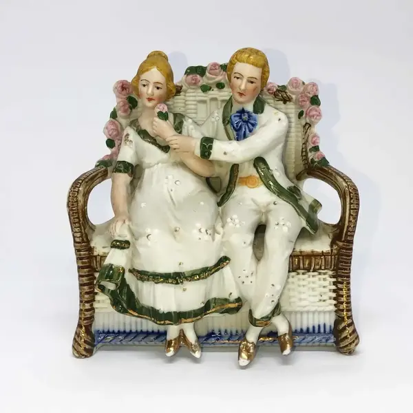 Foto de um(a) Antiga Escultura Bloco Escultórico Em Biscuit Sèvres Depose, da categoria de Escultura. Antigo e muito delicado bloco escultórico representando casal de namorados, feito à mão em biscuit de Sèvres, com muita... Mostrado de uma perspectiva diferente. Vendido no marketplace Trésors.
