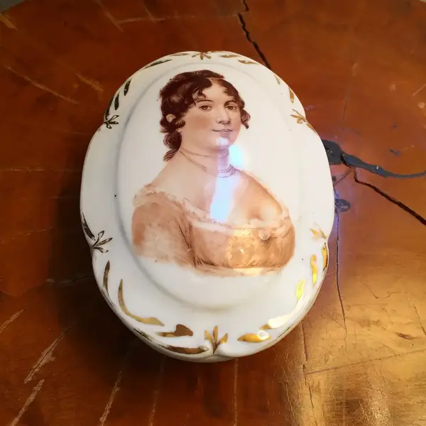 Foto de um(a) Antiga Caixa Porta Jóias Porcelana Alemã Pintado À Mão, da categoria de Porta-Jóias. Antiga caixa em porcelana antiga, com figura de dama pintada à mão. Alt: 7cmComp: 15cmLarg: 11cm. Mostrado de uma perspectiva diferente. Vendido no marketplace Trésors.