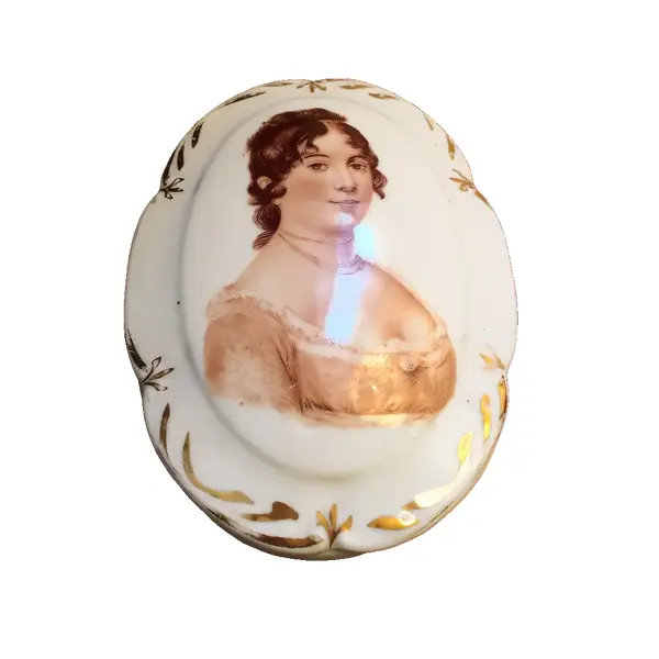 Foto de um(a) Antiga Caixa Porta Jóias Porcelana Alemã Pintado À Mão, da categoria de Porta-Jóias. Antiga caixa em porcelana antiga, com figura de dama pintada à mão. Alt: 7cmComp: 15cmLarg: 11cm. Vendido no marketplace Trésors.