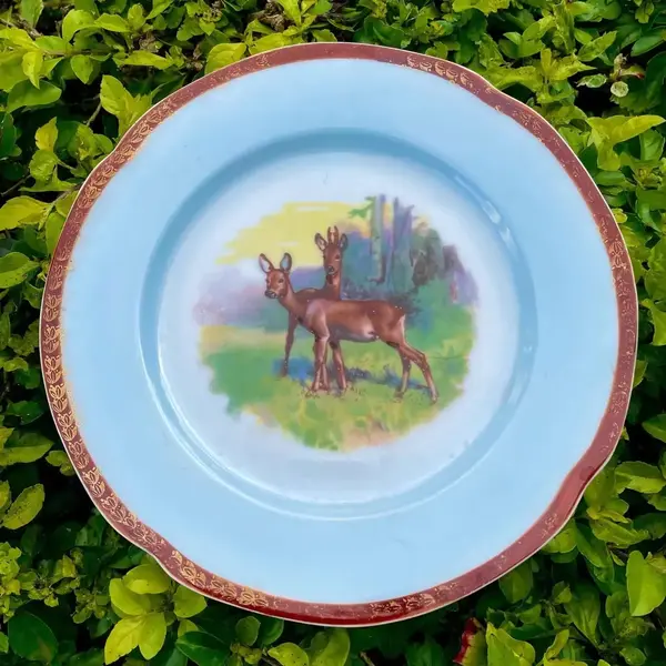 Foto de um(a) Antigo Prato Decorativo Porcelana Alemã Com Alces, da categoria de Pratos Decorativos. Antigo prato decorativo em porcelana artística alemã, decoração com alces e filetes de ouro. Diâmetro 21cm. Mostrado de uma perspectiva diferente. Vendido no marketplace Trésors.