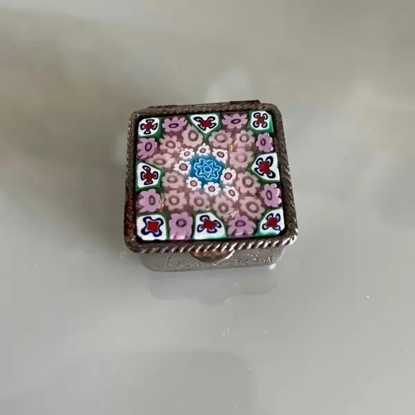 Foto de um(a) Antiga Rara Caixinha De Coleção Prata E Murano Millefiori, da categoria de Cestos e Caixas. Linda peça feita à mão. Itália. Século XXaproximadamente 3x3x4cm. Mostrado de uma perspectiva diferente. Vendido no marketplace Trésors.