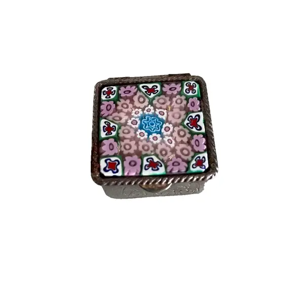 Foto de um(a) Antiga Rara Caixinha De Coleção Prata E Murano Millefiori, da categoria de Cestos e Caixas. Linda peça feita à mão. Itália. Século XXaproximadamente 3x3x4cm. Vendido no marketplace Trésors.