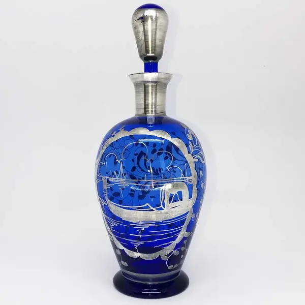 Foto de um(a) Antiga Garrafa Licoreira Cristal Murano Veneziano Prata Lei, da categoria de Garrafas. Antiga garrafa licoreira em finíssimo cristal veneziano, com decoração floral aplicada à mão em prata de lei. Período Art... Mostrado de uma perspectiva diferente. Vendido no marketplace Trésors.