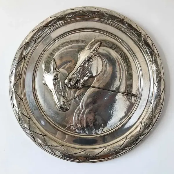 Foto de um(a) Antigo Quadro Medalhão Escultura De Parede Cavalos Em Prata, da categoria de Objetos de parede esculturais. T & B - W Silver. Antigo e importante medalhão artístico em metal espessurado a prata de ótima qualidade, com figuras de... Mostrado de uma perspectiva diferente. Vendido no marketplace Trésors.