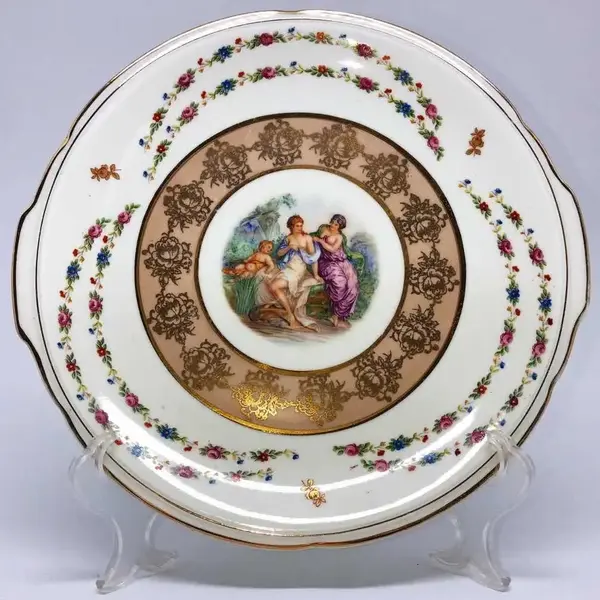 Foto de um(a) Antigo Prato De Servir Decorativo Com Alças Porcelana Tcheca, da categoria de Pratos Decorativos. Antigo e lindo prato com alças, para servir e decorar. Em porcelana artística de procedência Tcheca. Belíssima e farta... Mostrado de uma perspectiva diferente. Vendido no marketplace Trésors.