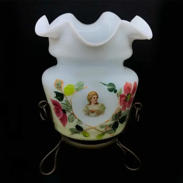 Foto de um(a) Antigo Raro Vaso Opalina Francesa Art Nouveau Pintado À Mao, da categoria de Vasos. Antigo e fino vaso em opalina francesa com a borda ondulada, armação em bronze, e delicadíssima pintura feita à mão. Período... Mostrado de uma perspectiva diferente. Vendido no marketplace Trésors.