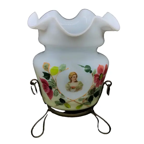 Foto de um(a) Antigo Raro Vaso Opalina Francesa Art Nouveau Pintado À Mao, da categoria de Vasos. Antigo e fino vaso em opalina francesa com a borda ondulada, armação em bronze, e delicadíssima pintura feita à mão. Período... Vendido no marketplace Trésors.