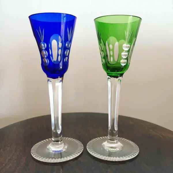 Foto de um(a) Antigo Par De Cálices Cristal Francês Baccarat Azul E Verde, da categoria de Taças. Antigo par de cálices em cristal francês Baccarat, corpo e hastes ricamente lapidados à mão, Cristal doublé verde e azul.... Mostrado de uma perspectiva diferente. Vendido no marketplace Trésors.