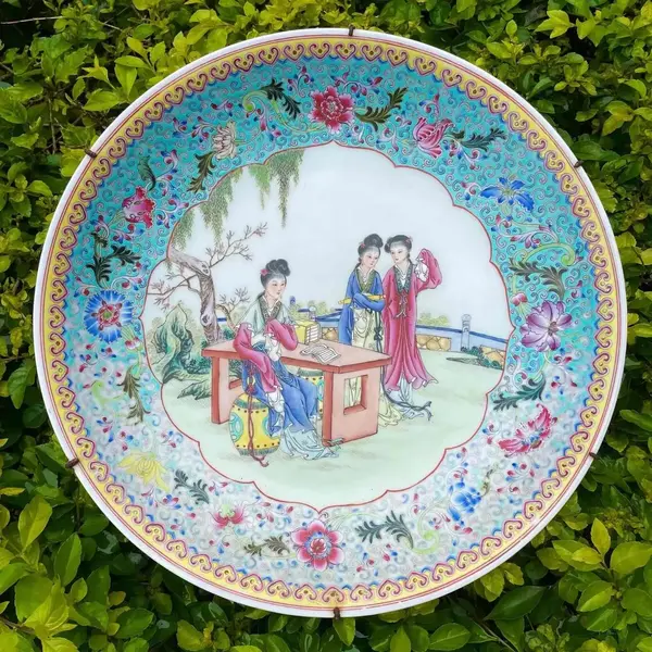 Foto de um(a) Antigo Grande Prato Medalhão Porcelana Japonesa Oriental, da categoria de Pratos Decorativos. Antigo e grande prato/medalhão, também pode ser usado como centro de mesa. Feito e pintado à mão porcelana artística... Mostrado de uma perspectiva diferente. Vendido no marketplace Trésors.