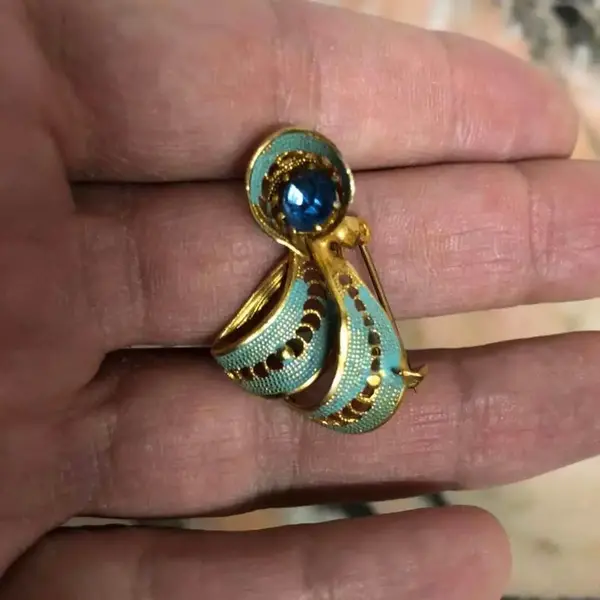 Foto de um(a) Antigo Fino Broche Francês Banhado A Ouro Esmaltado À Mão, da categoria de Outros colecionáveis. Banhado a ouro. Muito bem conservado.Década de 1950/60 Aproximadamente 3cm. Mostrado de uma perspectiva diferente. Vendido no marketplace Trésors.