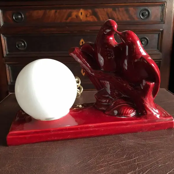 Foto de um(a) Antigo Abajur Bloco Escultórico Art Deco Porcelana Alemã, da categoria de Abajures. Lindo abajur bloco escultórico Art Deco em porcelana alemã, representando casal de pássaros, cúpula em opalina branca.... Mostrado de uma perspectiva diferente. Vendido no marketplace Trésors.