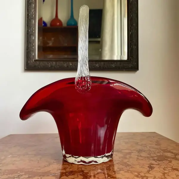 Foto de um(a) Antiga Cesta Decorativa Em Cristal Murano Italiano Art Deco, da categoria de Cestos e Caixas. Antiga cesta decorativa feita à mão em Murano italiano. Belíssima cor. Art Deco.Altura 26cmDiâmetro 21cmProfundidade... Mostrado de uma perspectiva diferente. Vendido no marketplace Trésors.